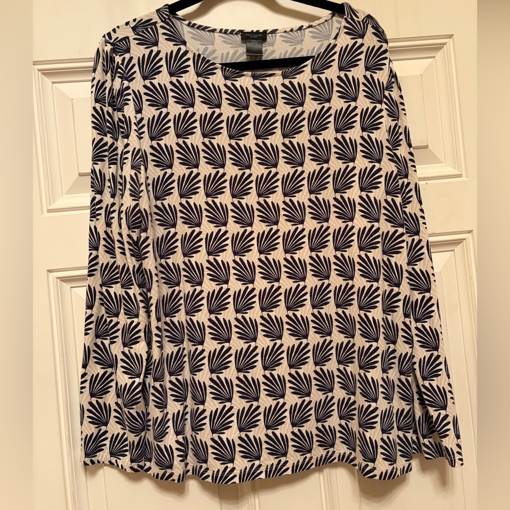 Ann Taylor Factory Scoop Neck Navy and White Tropical Patterned Long Sleeve Top